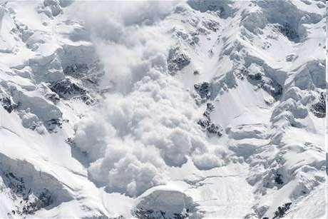 Další životu nebezpečné situace - pád laviny Lavina je definována jako rychlý a náhlý sesuv většího množství sněhu,