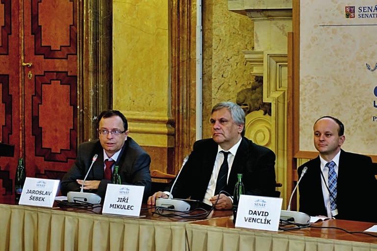 významná událost roku Jaroslav Šebek, Jiří Mikulec (oba HÚ AV ČR) a David Venclík (NOVÝ PORG) za předsednickým stolem. soustředil především na starší epochy, především na barokní vnímání Otce vlasti.