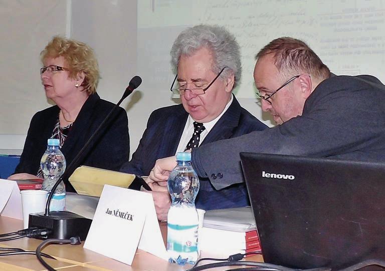 konference Předsedové obou národních částí komise Jefim Josifovič Pivovar (uprostřed) a Jan Němeček (vpravo) spolu s ředitelkou HÚ AV ČR Evou Semotanovou zahajují zasedání.