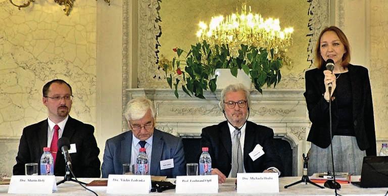 konference v diskusi často vyslechli nejen dotazy z publika, ale také připomínky k tématu svých příspěvků, použité metodologii či náměty na doplnění nebo rozšíření bádání.