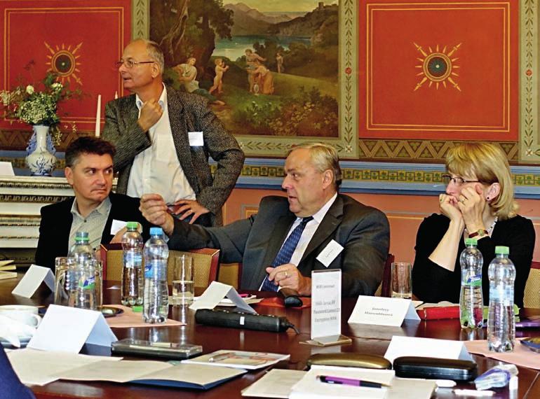 konference Mario Döberl (Wien) a Milan Hlavačka (HÚ AV ČR), Václav Bůžek (Jihočeská Univerzita) a Jaroslava Hausenblasová (FF UK) během živé diskuse. nování monarchistického principu.