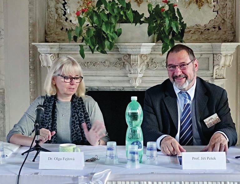 konference Olga Fejtová (Archiv hlavního města Prahy) a Jiří Pešek (Fakulta sociálních věd UK) zahajují 35. městskou konferenci.