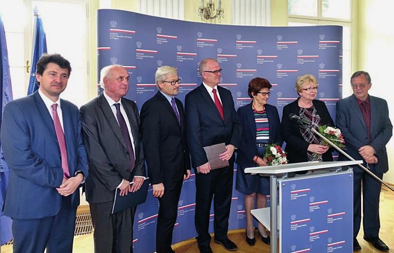 ocenění Zleva Roman Baron (HÚ AV ČR), Jiří Kocian (předseda Sdružení historiků ČR), Roman Madecki, Krzysztof Mikulski (Univerzita Mikuláše Koperníka v Toruni), Grażyna Bernatowicz (velvyslankyně