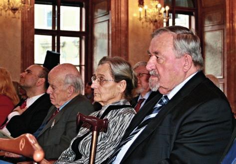 Zleva Ivan Hlaváček, Zdeňka Hledíková a František Šmahel. české metropoli či k Francii.