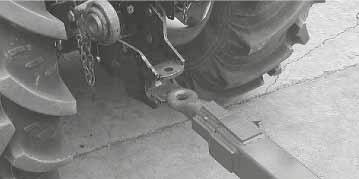 Výška stroje se nastaví otáčením rukojeti (C). Připojení vidlicového závěsu Jedná se o připojení do lišty, která je připojena do spodních ramen tříbodového závěsu traktoru.
