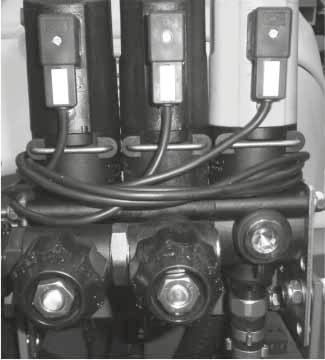 5 - Ovládání Řídící jednotka CA Sekční ventil se ovládají z ovládacího boxu v kabině traktoru. Přepněte přepínač sekce směrem k symbolu trysky a sekce se otevře.