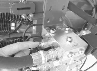 5 - Ovládání Nastavení hydrauliky Joystick aktivuje solenoidové ventily na hydraulickém bloku.