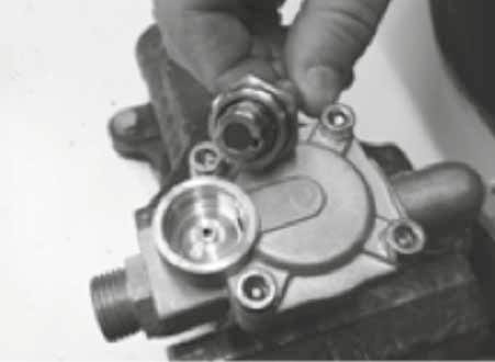 6 - Údržba Občasná údržba Výměna ventilů a membrán na čerpadle 321 Membrány Demontujte hlavu čerpadla (4). Nyní je možné vyměnit membránu (5).
