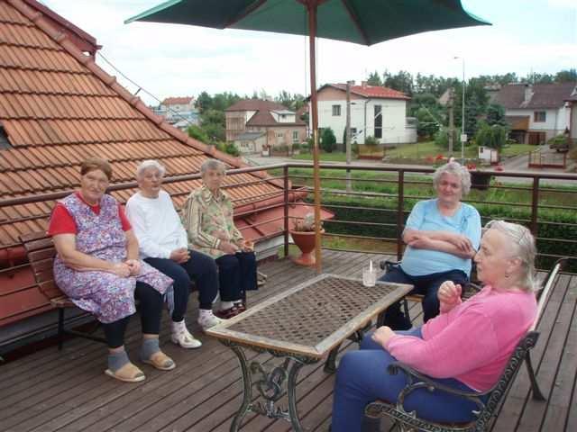 Domov pro seniory Havlíčkův Brod K objektu náleží terasy s pergolou a rozlehlá zahrada.