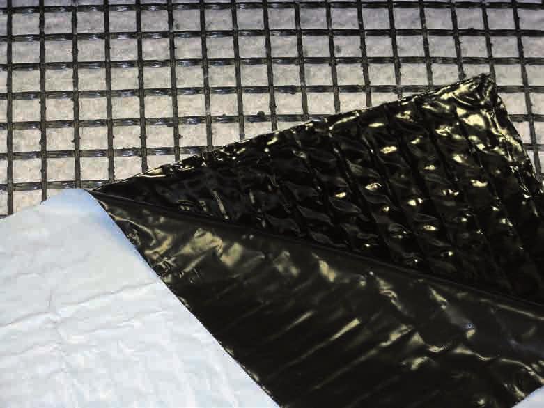 ADFORS GlasGrid PG je kompozitní materiál složený ze sklovláknité mříže s vysokou pevností a pevnou strukturou, potaženou patentovaným elastomerovým polymerem, z vrstvy netkané textilie a asfaltu.