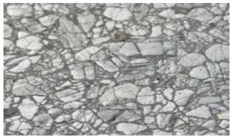 6 ZTRÁTA PROTISMYKOVÝCH VLASTNOSTÍ POVRCHU VOZOVKY Ke ztrátě protismykových vlastností povrchu může dojít uzavřením povrchu do hladké plochy bez vystupujících zrn kameniva dojde ke ztrátě