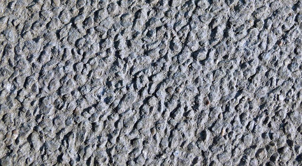 z originálního anglického názvu Exposed concrete.