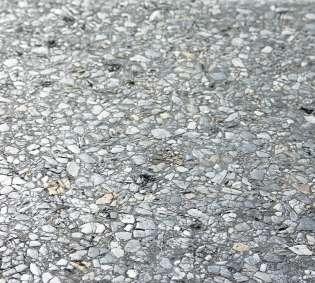 V souvislých plochách, zejména ve stopách vozidel. 02 - ztráta makrotextury Bezpečnost silničního provozu. Použití snadno ohladitelného kameniva.