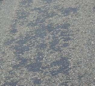 Opožděné podrťování po nástřiku horkého asfaltu, nevhodná drť (vyšší obsah podsítných nebo odplavitelných částic, netrvanlivé nebo mokré kamenivo apod.