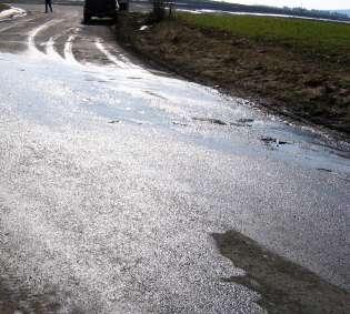 Zanesení příkopů inertním posypem, spadem přepravovaných kameniv, zanesení zeminou z přilehlých pozemků, eroze a sesuvy svahů apod.