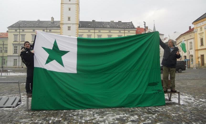 Kun iom oficiala ceremonieto ĝi estis prezentita dum aranĝo 3-a Tosto por Zamĉjo en moravia urbeto Litovel.