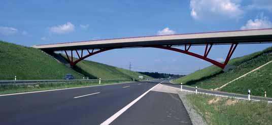 I když úroveň údržby odpovídá českému standardu a povrch mostu je znehodnocen graffiti, mostní závěry jsou bez poruch a viditelné poruchy nejsou ani podél říms (obr. 7b).