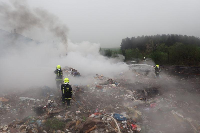 zásahu byl jen těţko sjízdný, hrozilo nebezpečí zřízení techniky ze srázu). Příčinou vzniku poţáru bylo nedbalostní jednání.