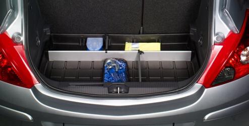 vertikální zatížení 55 kg Vyhovuje Opel/GM standardům kvality a bezpečnosti Základní hliníkový nosič Gumová podložka do zavazadlového prostoru s přepážkami Uložení krytu