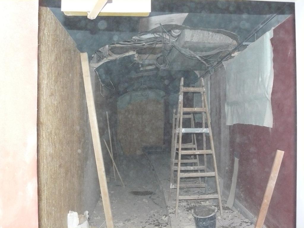 TŘETÍ ETAPA REKONSTRUKCE 17. květen 14. říjen 2012 Z důvodu pokračující rekonstrukce komplexu budov, ve kterých sídlí také Divadlo v Dlouhé, jsme v roce 2012 opět hráli v náhradních prostorách.