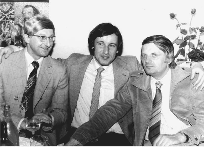 DVAKRÁT NA KATEDŘE DĚJEPISU PDF MU zodpovědnost za projekt Mládež a dějiny. Na Zwettlerovo místo byl přijat dr. Štěpánek, v roce 1999 místo ing. Kašpárkové byl přijat Mgr. Mihola (nar. 1972). Dne 27.