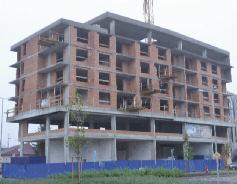 Stavba je momentálne v štádiu dokončenia hrubej stavby. investor v súčasnosti ponúka okrem iného aj dočasné výraznejšie zníženie cien bytov. strany mesta.