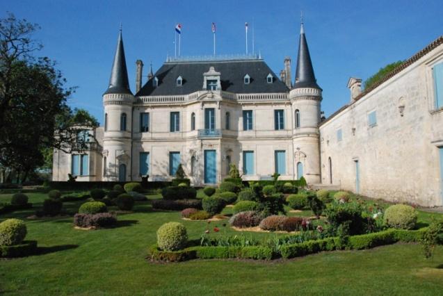 Château Poujeaux Cru Bourgeois, Médoc-Moulis Toto vinařství je jedno z nejuznávanějších v Moulis a sousedí s další hvězdou apelace se Château Chasse-Spleen.
