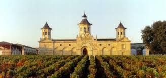 Château Cos d Estournel není zámek v pravém slova smyslu, ale spíše účelově postavená budova pro účely výroby vína.