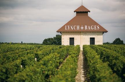 Château Lynch-Bages 5éme Grand Cru Classé, Pauillac Château Lynch-Bages je jakousi pomyslnou vstupní branou do apelace Pauillac.