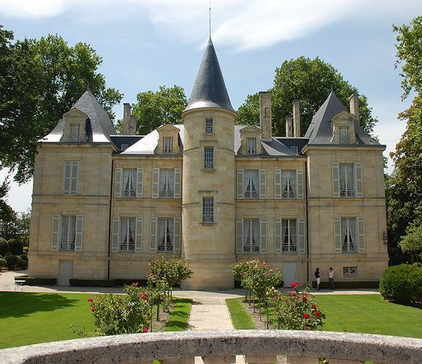 Château Pichon Longueville Comtesse de Lalande 2éme Grand Cru Classé, Pauillac Jedno z nejlegendárnějších francouzských vín, jehož historii rámuje ozvěna hned několika slavných bordeauxských jmen.