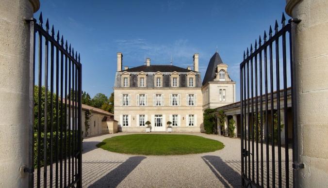Château Grand-Puy-Lacoste 5éme Grand Cru Classé, Pauillac Jméno Grand-Puy (puy je z latinského podium, vrchol) evokuje mimořádnou polohu vinic, které se nacházejí na nejvýše položené plošině celé