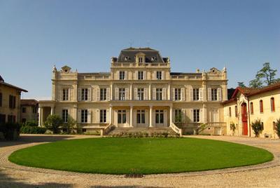 Château Giscours 3éme Grand Cru Classé, Margaux Víno kategorie Grand Cru Classé, které v minulých letech udělalo značný kvalitativní pokrok.