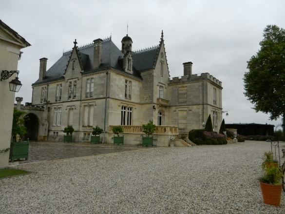 Château Pape Clément Cru Classé de Graves, Pessac-Léognan Chateau Pape Clement je vinařství z levého břehu. V roce 1959 získalo klasifikaci v oblasti Graves, a to pro svá červená i bilá vina.