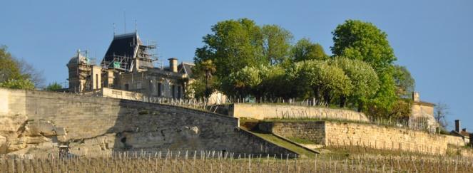 Château Ausone 1er Grand Cru Classé A, Saint-Emilion Tento zámek se nachází na samém vrcholu městečka Saint-Emilion. Chateau Ausone je pojmenováno podle básníka, který v le