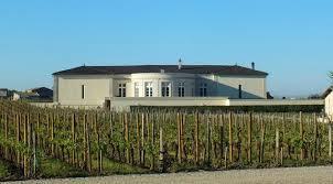 Château Beau-Séjour Bécot 1er Grand Cru Classé B, Saint-Emilion Ch. Beauséjour-Bécot i jeho vinice najdeme na vápencové plošině St. Martin, západně od městečka St. Emilion.