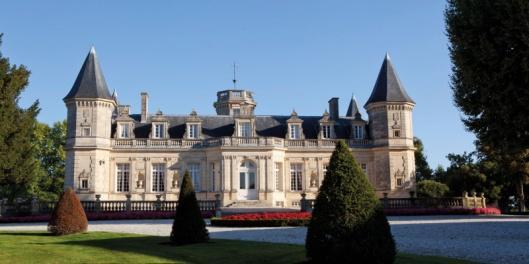 Château Beaumont Cru Bourgeois, Haut-Médoc Château Beaumont leží mezi Margaux a St.Julien a patří k němu 105 ha vinic v jediném celku. Zámek byl postaven v r.