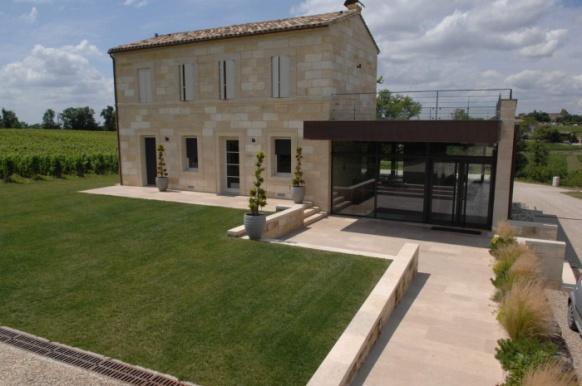 Château Pavie Macquin 1er Grand Cru Classé B, Saint-Emilion Zakladatelem vinařství je Albert Macquin (1852-1911), žák Pařížského Grignonu a poté školy v Motpellier se specializací na vedení révy