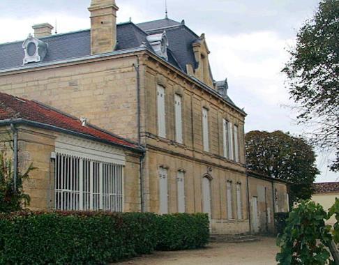 Château Nenin Pomerol Zámek Nenin byl původně majetkem rodiny Despujol, kteří byli dost možná i zakladateli vinic v Pomerolu.