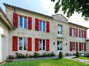 Château Clinet Pomerol Château Clinet využívá mimořádného terroir, jelikož je situováno v nejvyšší části slavné plošiny v Pomerolu, na slavné terase Günzských štěrků, která je kolébkou těch