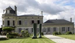 Château Chasse-Spleen Cru Bourgeois, Médoc-Moulis Château Chasse-Spleen je vinařství nacházející se v Moulis-en- Médoc, severozápadně od Margaux. V překladu znamená Chasse-Spleen zahnat chmury.