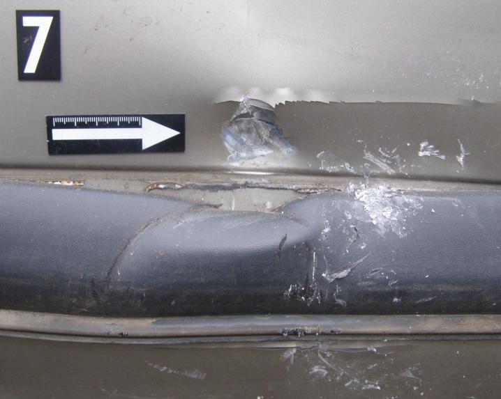 poškození, viz obr. 6. Obr. 7: Pořízení detailních a polodetailních snímků poškozené oblasti vozidla Fig.
