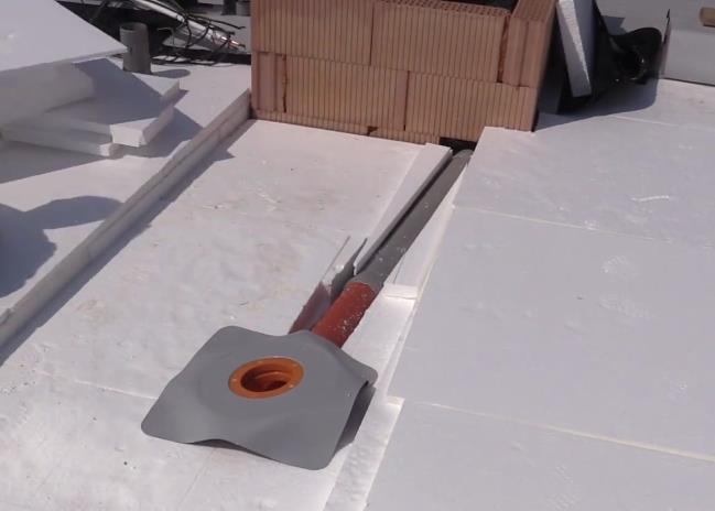 4. Technologický předpis 4.9.1.4 Pokládka tepelné izolace Desky tepelné izolace dopravujeme na střechu stavebním výtahem a na střeše roznášíme ručně.