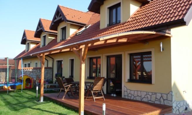 89 937,- 77 344 Kč 3 597 euro Dřevěná pergola typ P2, rozměr 5,62m x 3,40m, komůrkový polykarbonát.