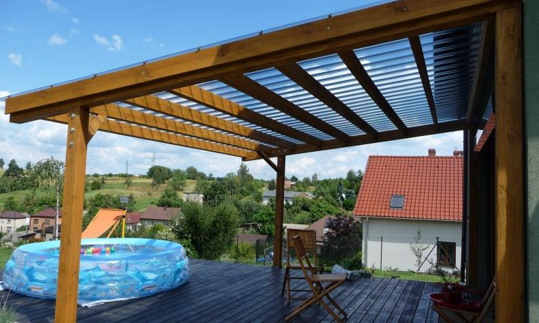 Výpočet ceny: 3 x 5 m = 15 m 2 x 4707 = 70 603 bez DPH 72 863,- 84 723 Kč 3 389 euro Dřevěná pergola