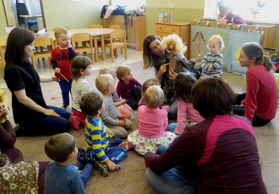 potřebám každého z nich. Pečující osoby mají buď pedagogické vzdělání, nebo profesní kvalifikaci chůvy.