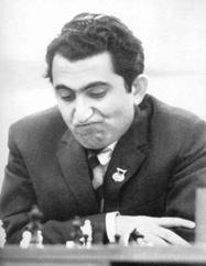 Zásady vývinu musí být dodržovány i v zavřených hrách, jinak dojde k rychlému konci i v partiích na nejvyšší úrovni. Partie č.4: Petrosjan Korčnoj, turnaj kandidátů MS 1962 1. c4 c5 Anglická hra. 2.