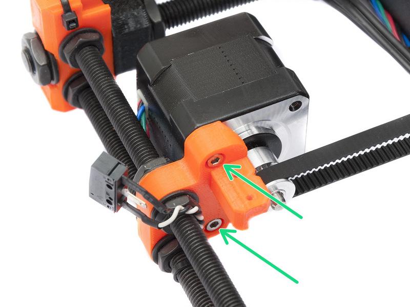 Step 1 Umístění Y-motor-distance: 1. část Předtím než pokročíte ke složení tiskárny, pojďme ještě vložit Y-motor-distance. Vezměte 1,5mm inbusový klíč a povolte oba šrouby na koncovém snímači osy Y.