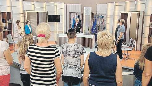 Jako takový nabízí možnost schovat se za vylepšenou identitu aseznámit se bez ohledu na věk. Vyzkoušela to iosamělá pětapadesátiletá vdova Marica, která už na lásku nevěřila.