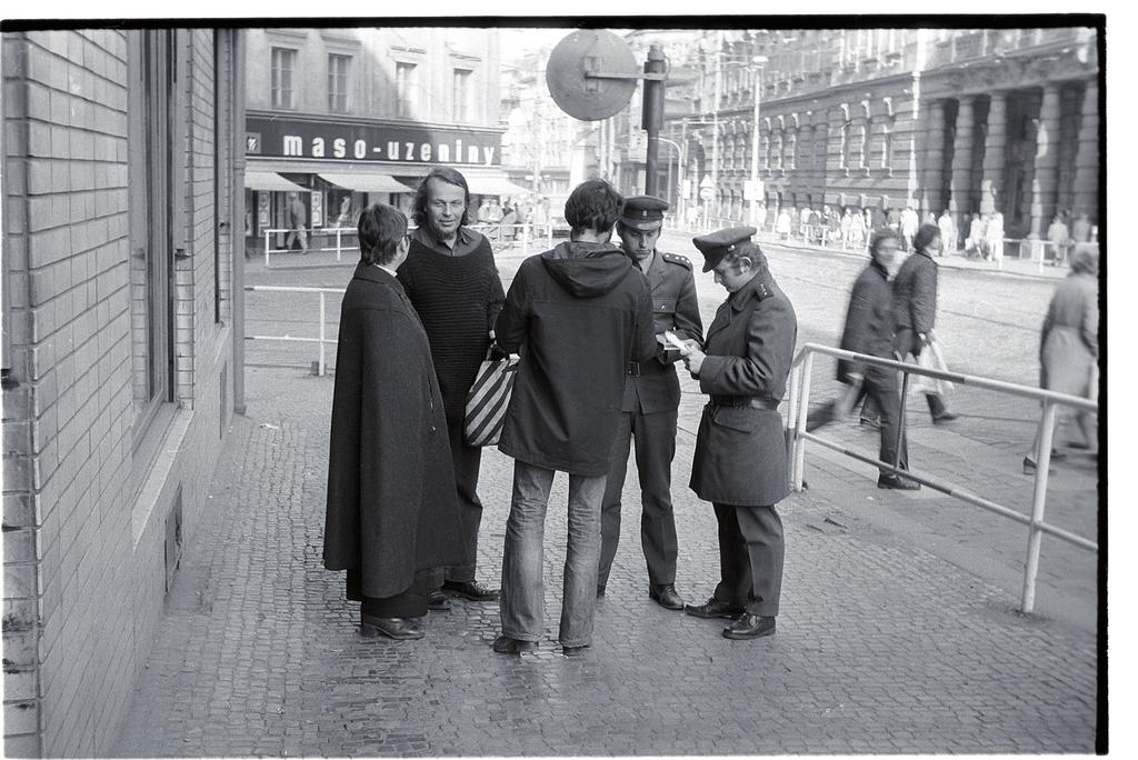 Mluvčí Charty 77 Státní bezpečnosti Výběr fotografií ABS z připravované výstavy Tváře Charty 77 Charta 77, pojmenovaná podle dokumentu Prohlášení Charty 77 ze dne 1.