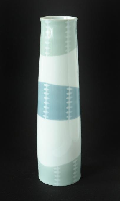 177 Jindřich Marek 1931 178 Jindřich Marek, připsáno 1931 1960, ručně dekorovaný porcelán pod glazurou roztokem kovových solí, v. 26 cm, model č. 543 (tvar), model č.